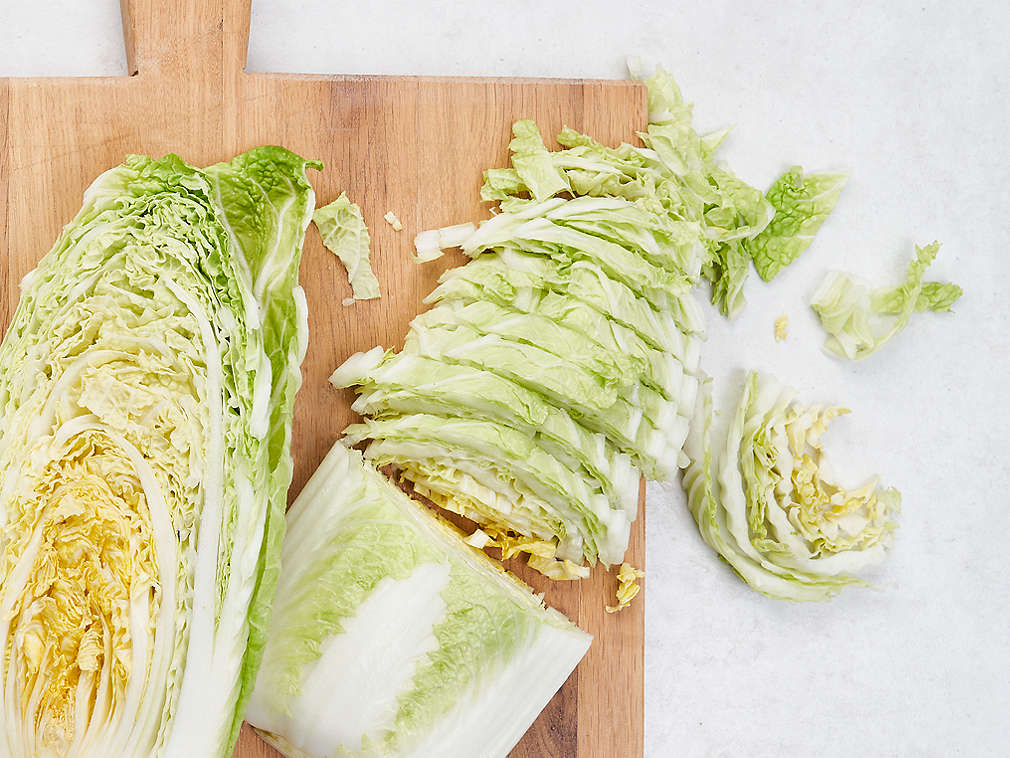 Varză chinezească proaspătă în detaliu