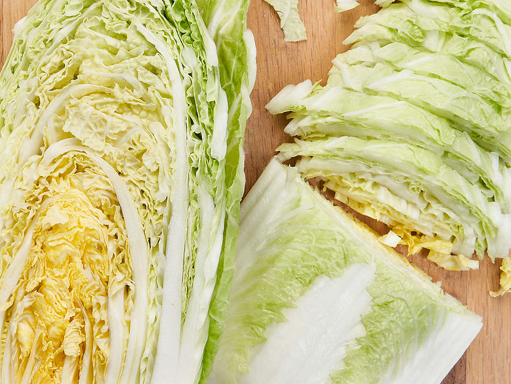 Varză chinezească proaspătă în detaliu