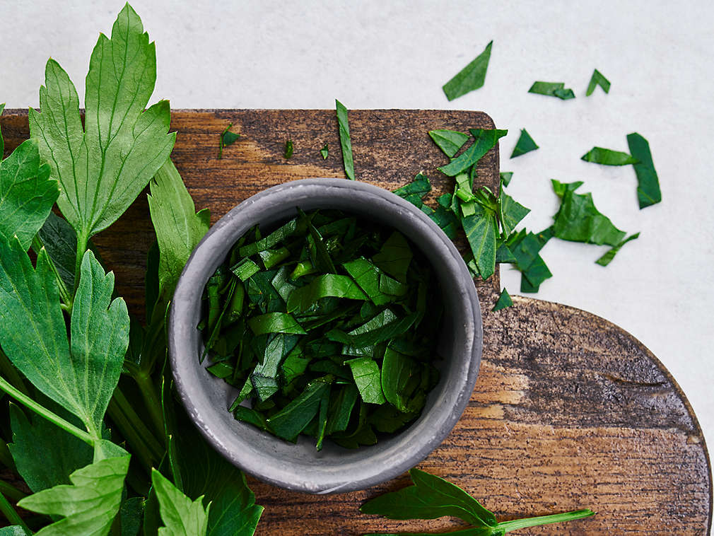Frischer Liebstöckel in der Detailansicht