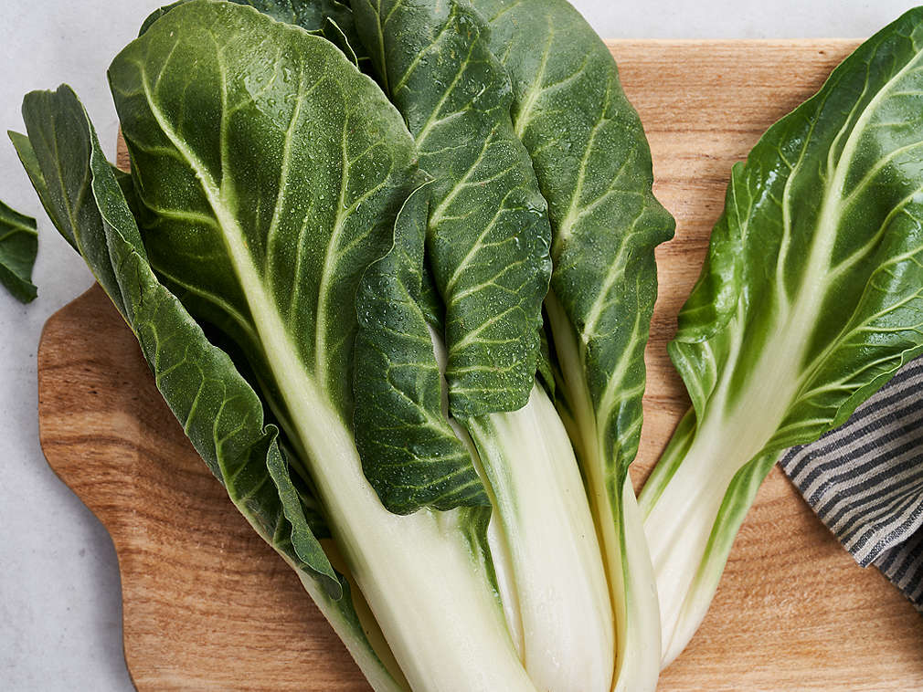 Sfeclă elvețiană (mangold) proaspătă în detaliu