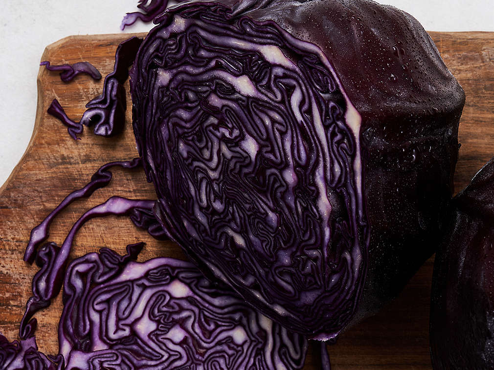 Свежая краснокочанная капуста, подробный вид