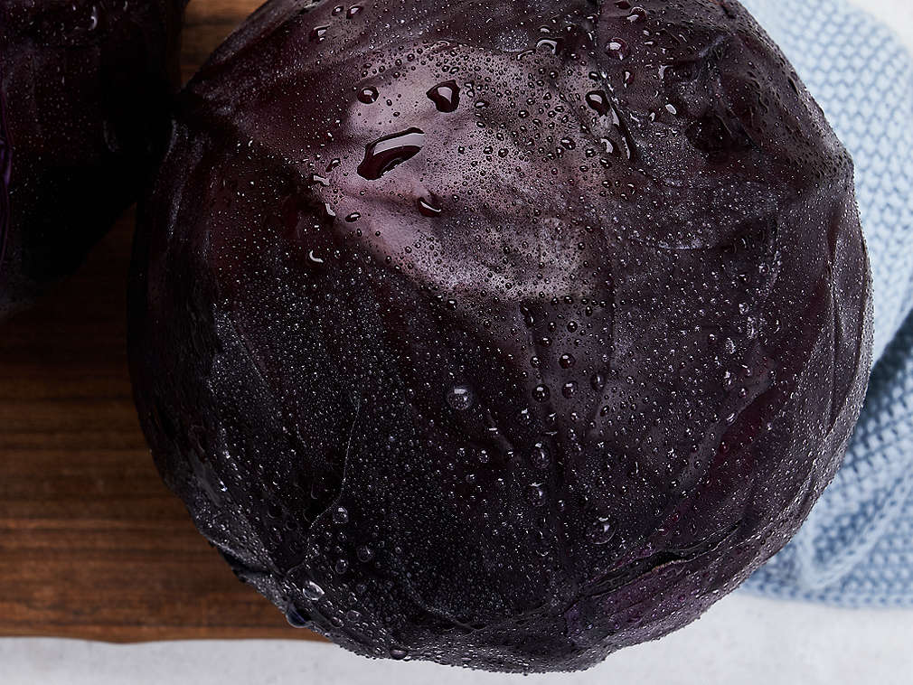 Свежая краснокочанная капуста, подробный вид