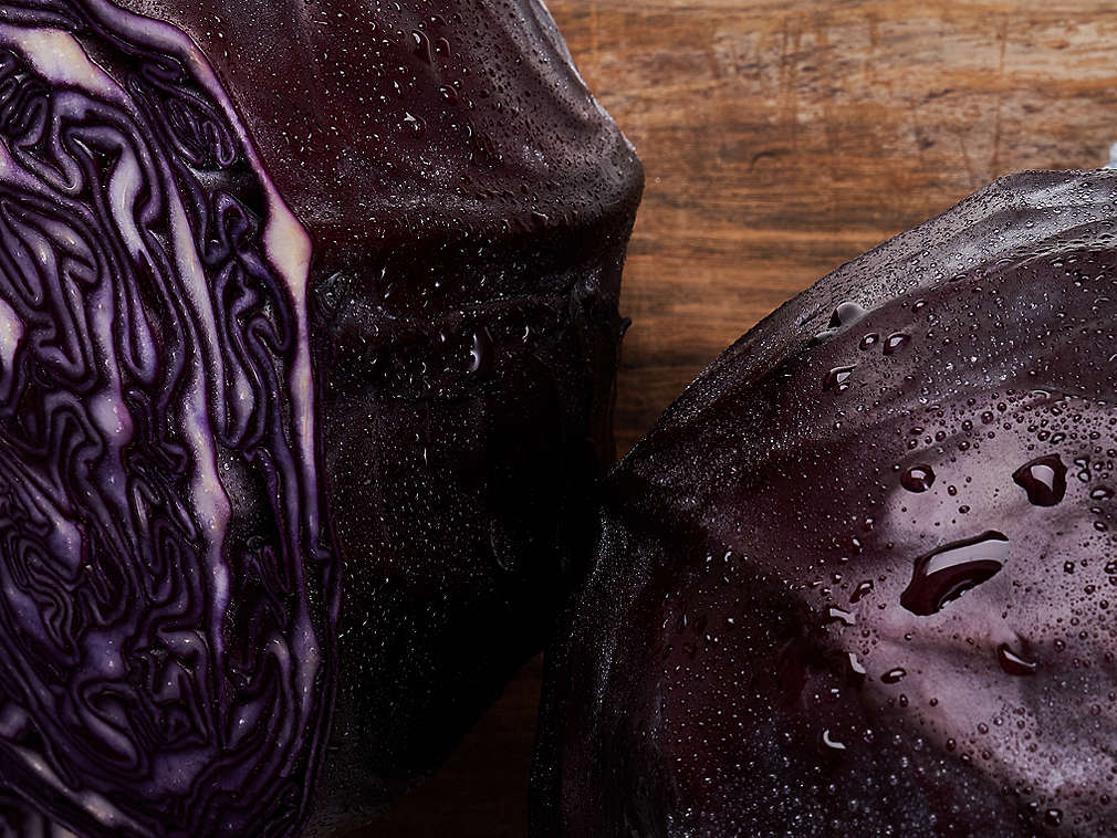 Свежая краснокочанная капуста, подробный вид