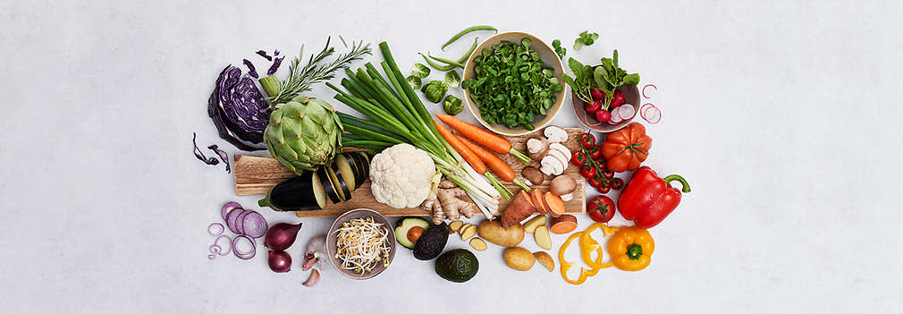 Verschiedene Gemüsesorten wie Radieschen, Paprika, Tomaten, Pilze und Salate