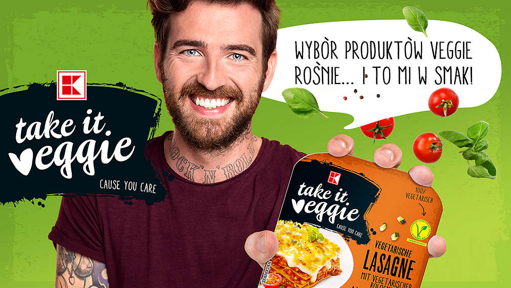 Młody mężczyzna trzyma produkt marki K-take it veggie