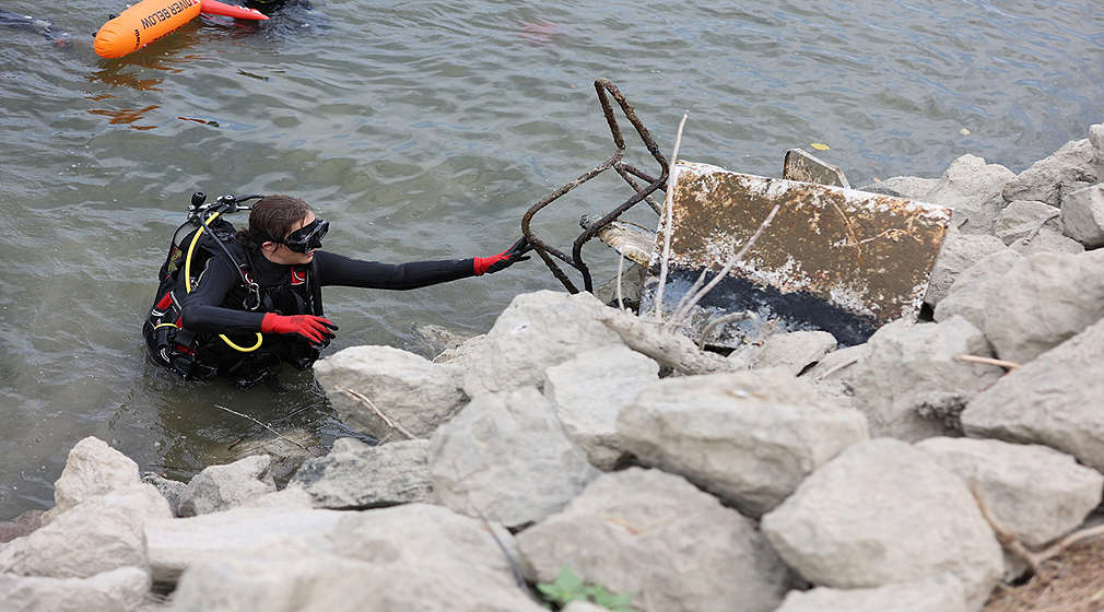 30.07.2022., Vukovar - Ciscenje korita rijeke Dunav kod Vukovara.