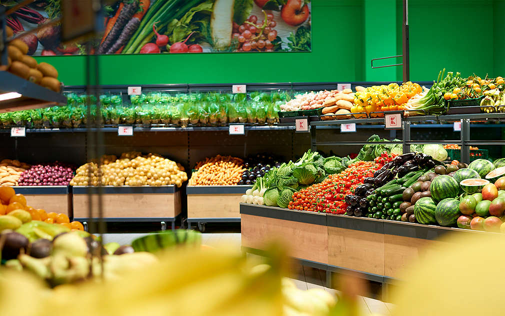 Na obrázku je ľudoprázdne oddelenie ovocia a zeleniny v predajni Kaufland