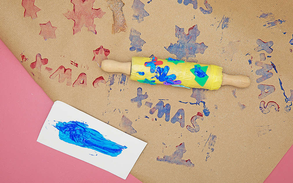 Papier do pakowania ze stemplami odciśniętymi za pomocą wałka do ciasta.